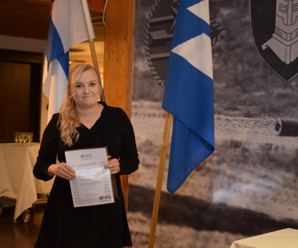 Kuva naishenkilöstä joka palkittiin vuoden kouluttajaksi Hattulan koulutuspaikalla joulukuussa 2019.