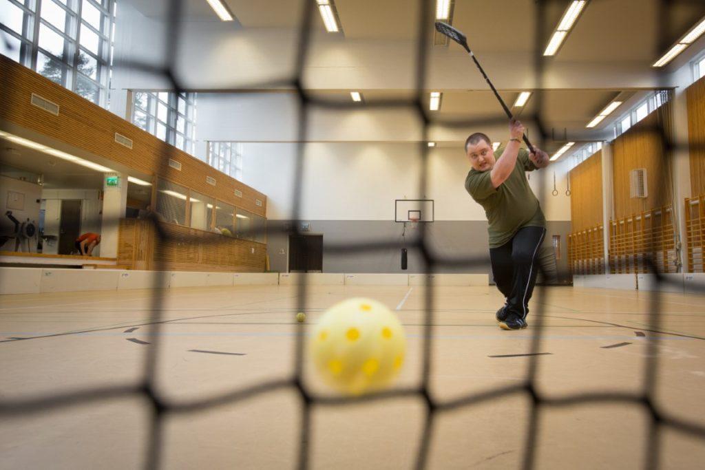 Mies lyö sählypalloa maaliin