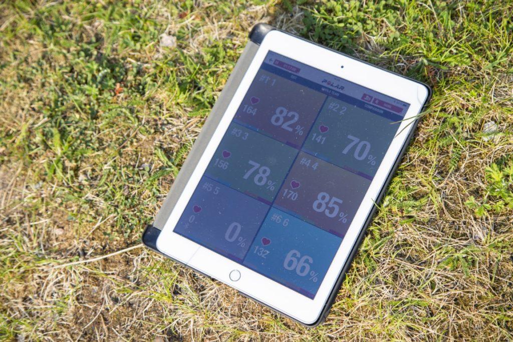 Tablet-tietokone nurmikolla, jolla seurataan kuntotestituloksia.