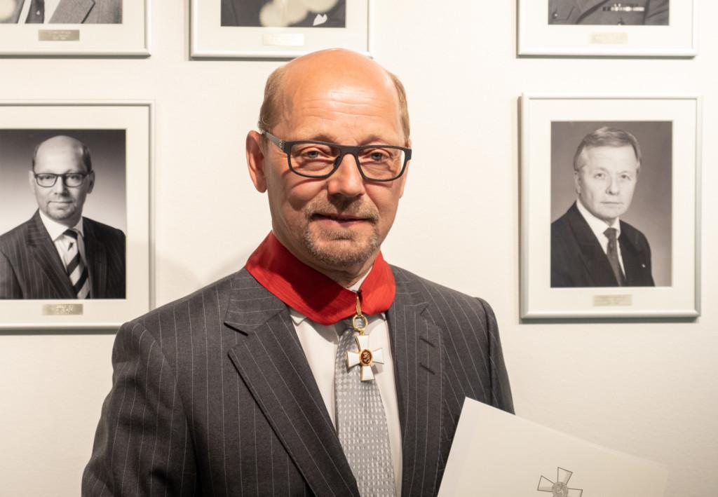 MPK:n puheenjohtaja emeritus Tapio Peltomäki ja Suomen Leijonan komentajamerkki.