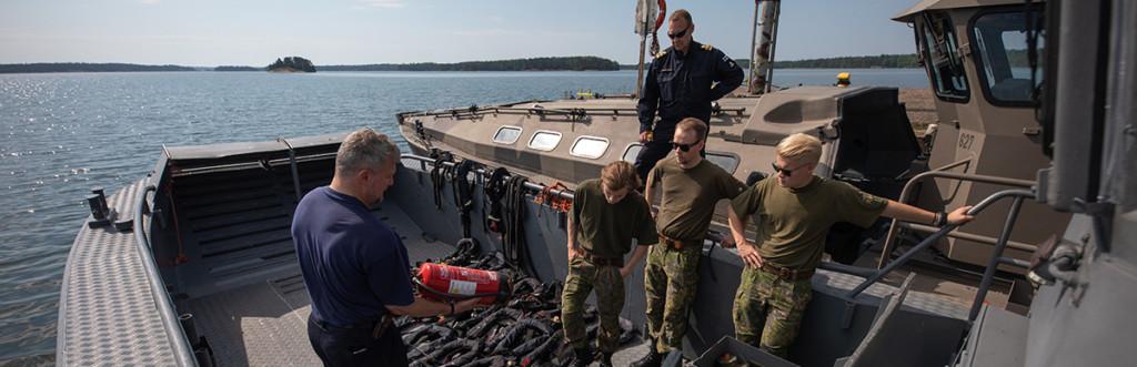 Merivoimien reserviläisiä sotilasaluksen kannella.