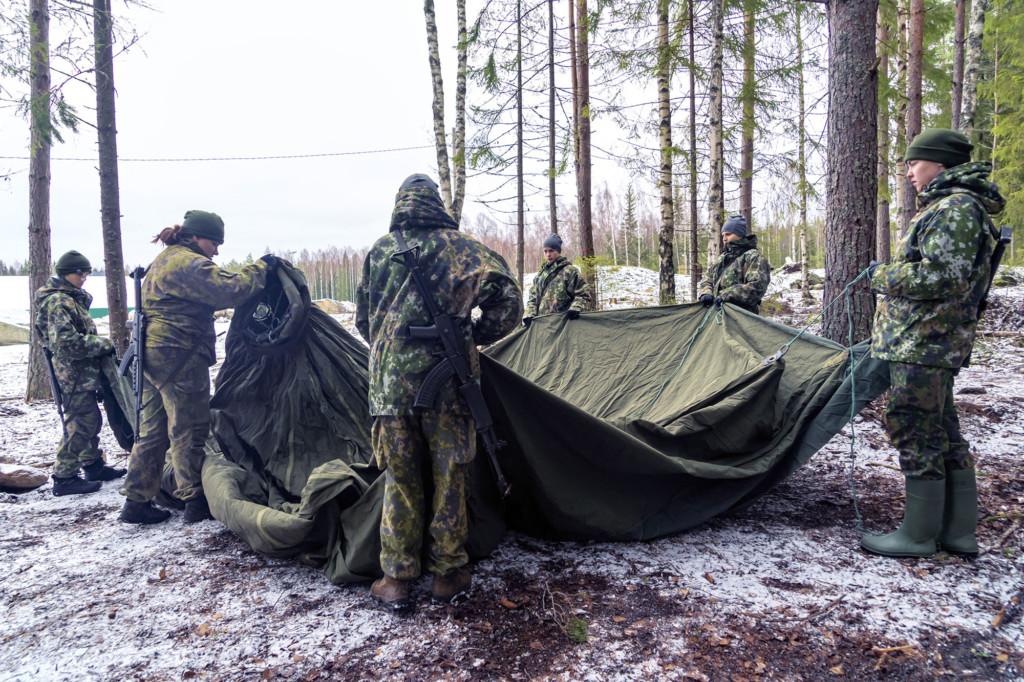 Naiset pystyttävät telttaa