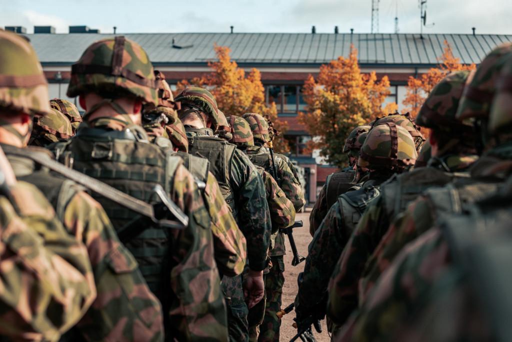 Reserviläiset seisovat muodossa kasarmin pihalla