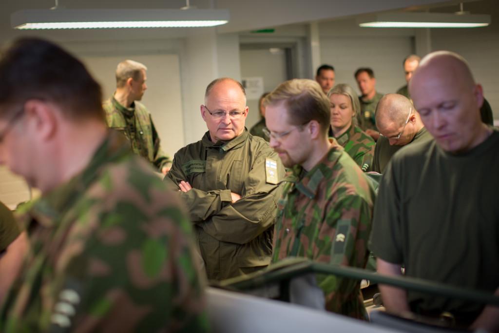 Toiminnanjohtaja Pertti Laatikainen tutustumassa koulutukseen