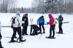 lumikenkien virittämistä ennen lumikenkäkävelyä