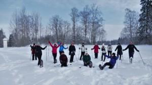 ryhmä naisia sekä miesopettaja lumikengissä kävelyharjoituksen jälkeen
