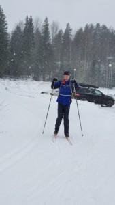 Hiihtjä lumisateessa