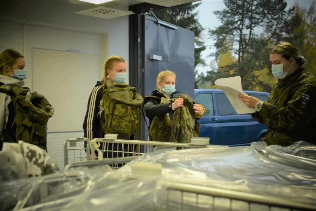 Naisia varusteiden jaossa MPK:n kurssilla