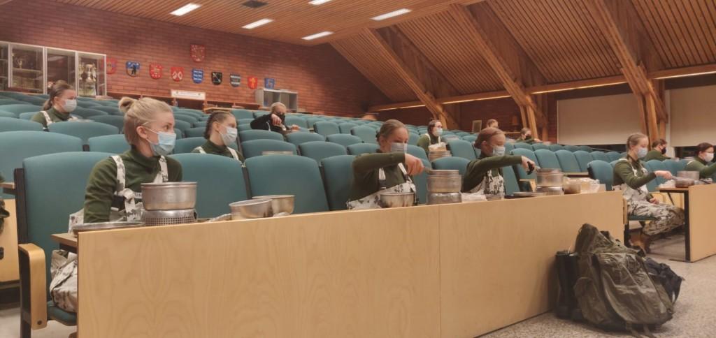 Naiset luokassa opettelemassa trangian käyttöä