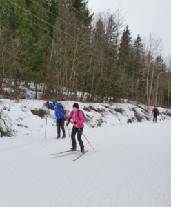 Mies ja nainen hiihtävät lujaa