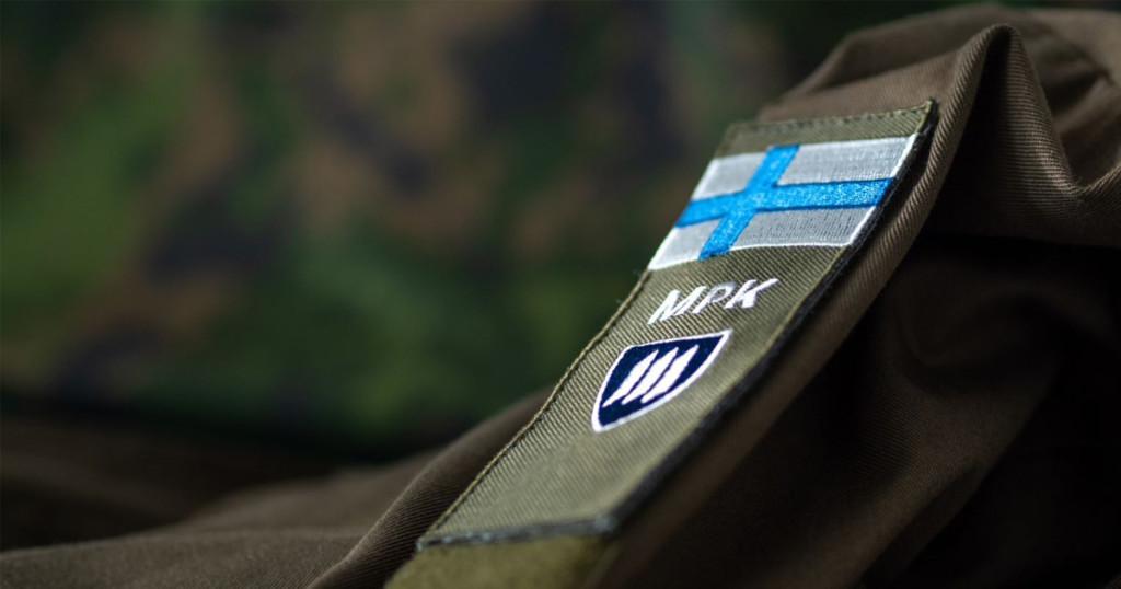 Maanpuolustuskoulutus MPK:n hihamerkki kenttäasun hihassa. Taustalla maastokuvio M05.