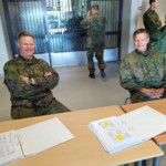 Kaksi herraa maastopuvussa