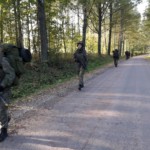 naiset marssivat maastopuvuissa