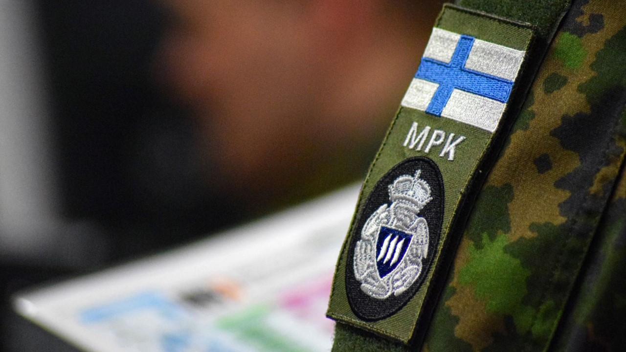 MPK Ilmapuolustuspiirin hihamerkki maastopuvun hihassa.