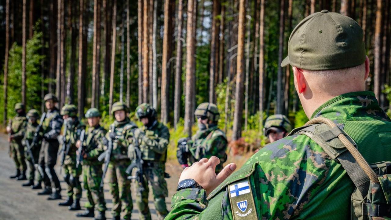 Reserviläiskouluttaja antaa ohjeita taistelijoille.