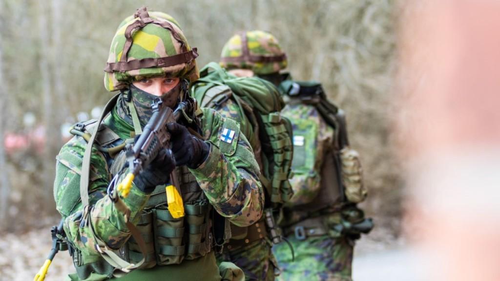 Reserviläiset etenevät rakennetun alueen taistelun koulutuksessa.