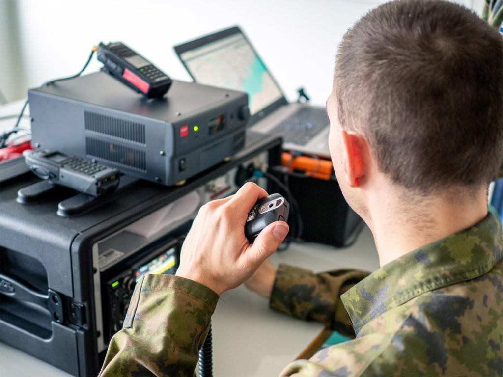 Reserviläinen käsittelee HF-radiolaitteen tangenttia.