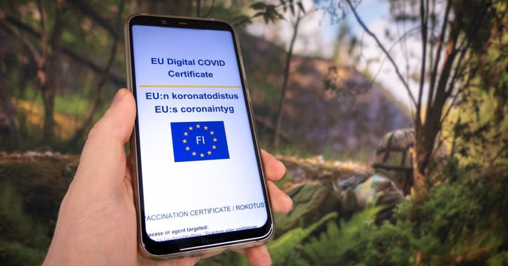 Digitaalinen koronapassi puhelimen näytöllä.