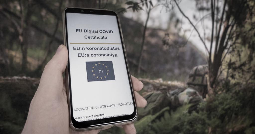 Koronapassi kännykän näytöllä.