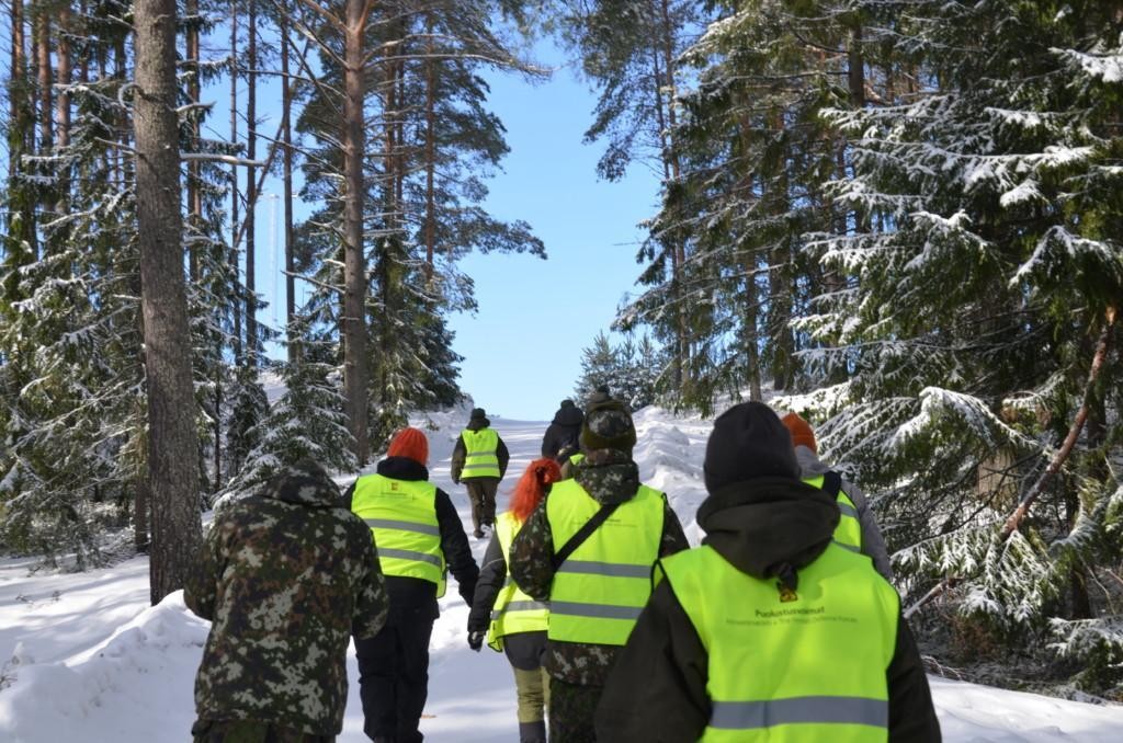 Ihmisiä kävelemässä talvella mäelle