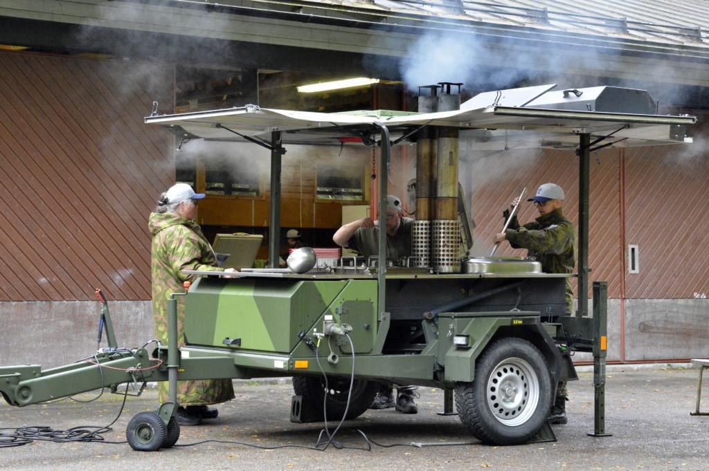 Kenttäkeittimellä laitetaan ruokaa ulkona