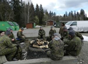 Nuoria istuu nuotion äärellä