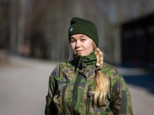 Nainen maastopuvussa ulkona