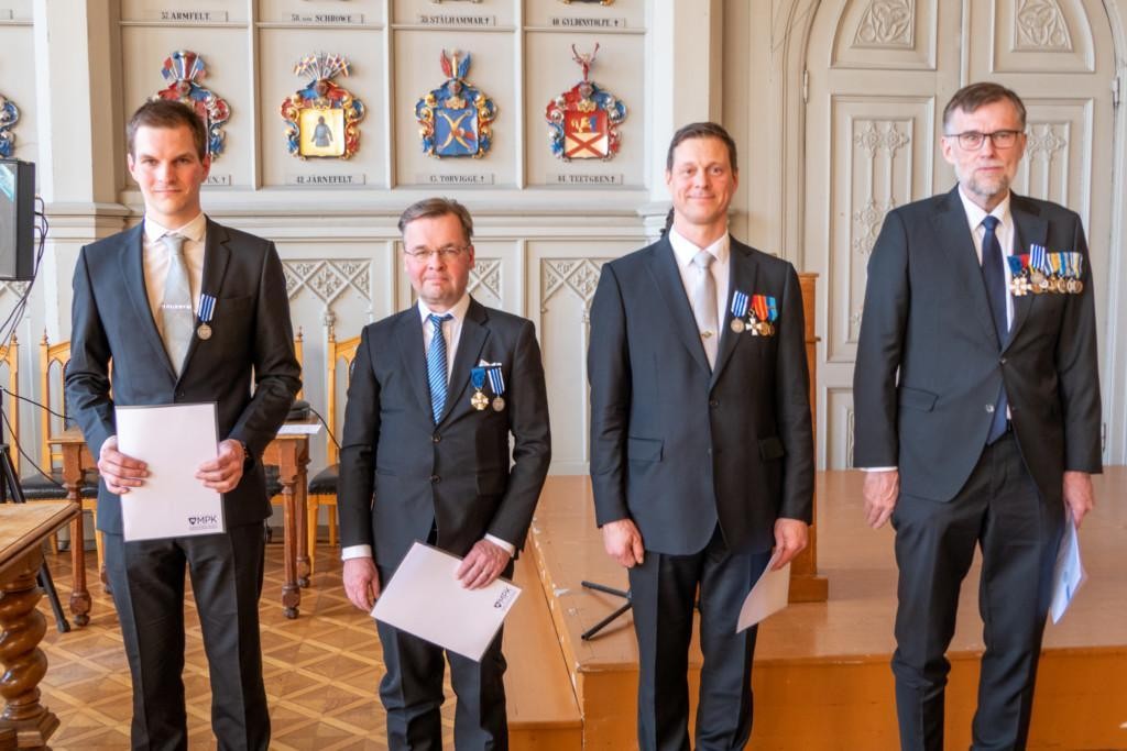 MPK:n hopeisen ansiomitalin saajat Mikko Laakkonen, Jaakko Ossa, Kai Pihlainen ja Kari Vainio rivissä Ritarihuoneella