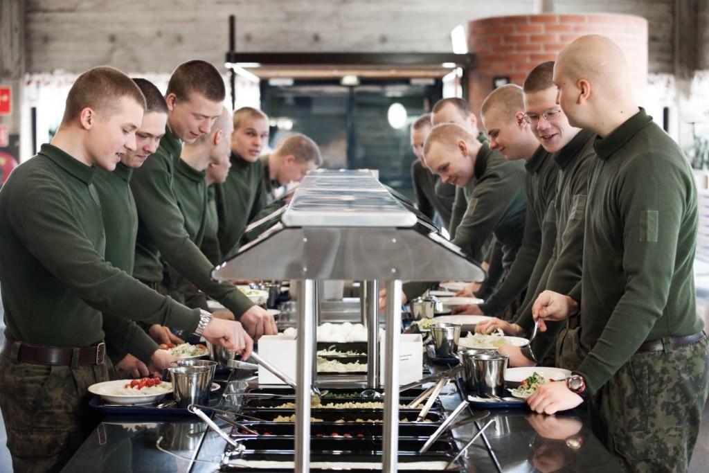 Varusmiehiä ruokalan linjastossa
