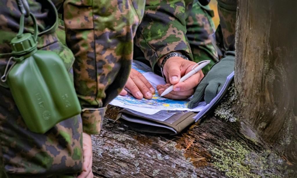 Henkilöitä tutkimassa karttaa