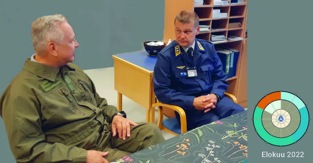 Kaksi miestä keskustelevat