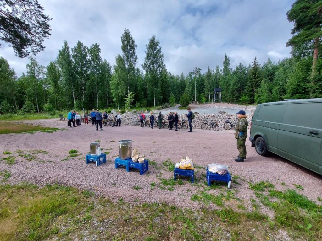 Ihmiset syövät lounasta ulkona