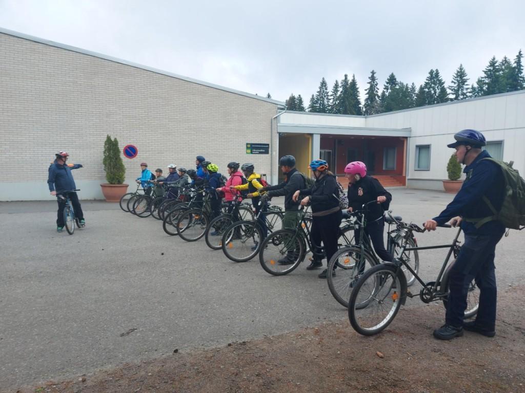 Ihmisiä polkupyörien kanssa