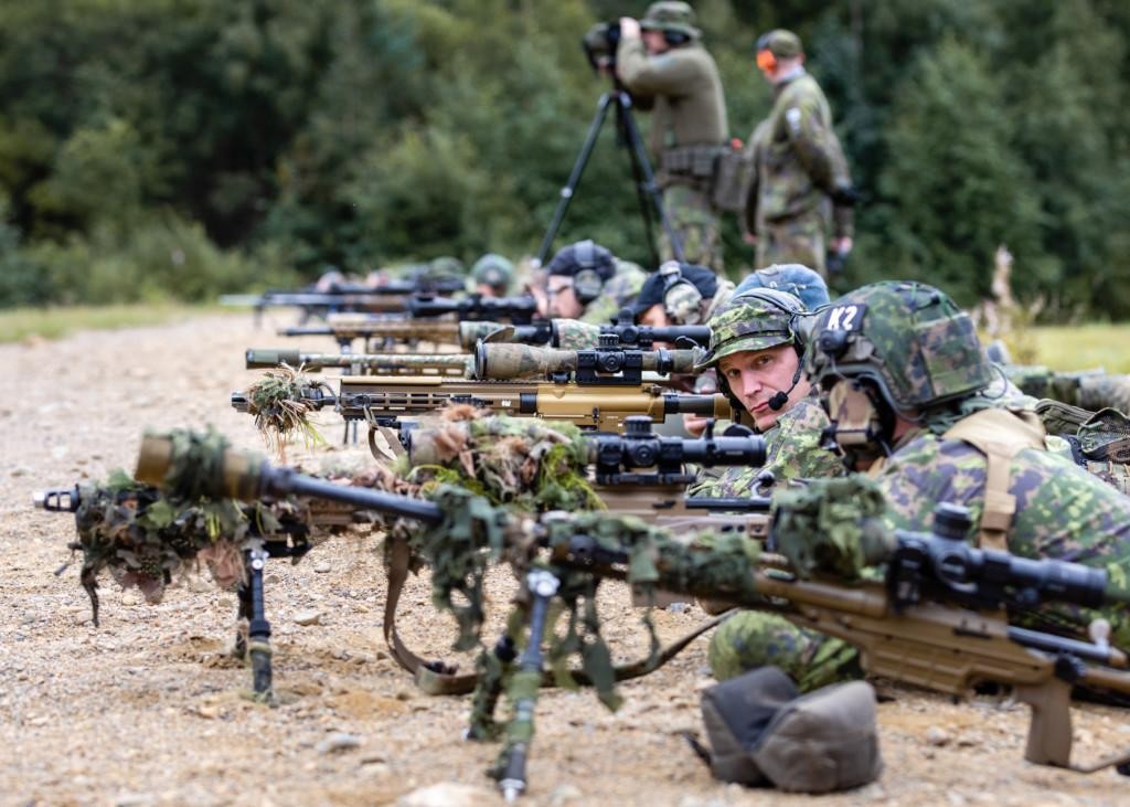Miehiä maassa makuullaan tarkka-ampumassa