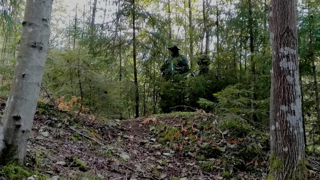kaksi tiedustelijaa metsän siimeksessä