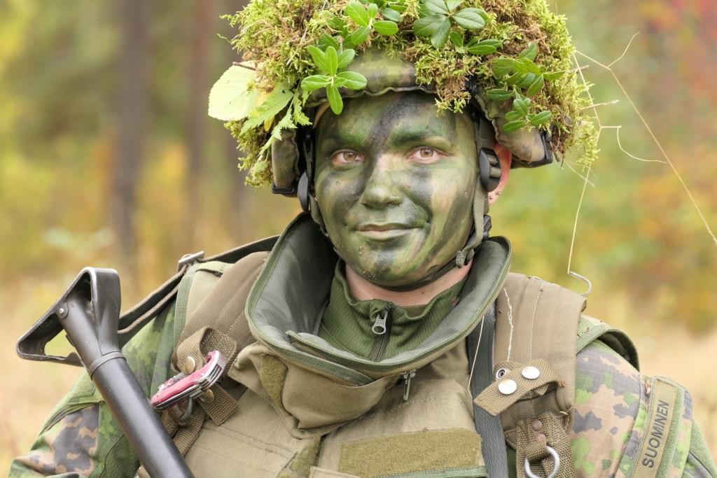 Nainen naamiomaalattuna