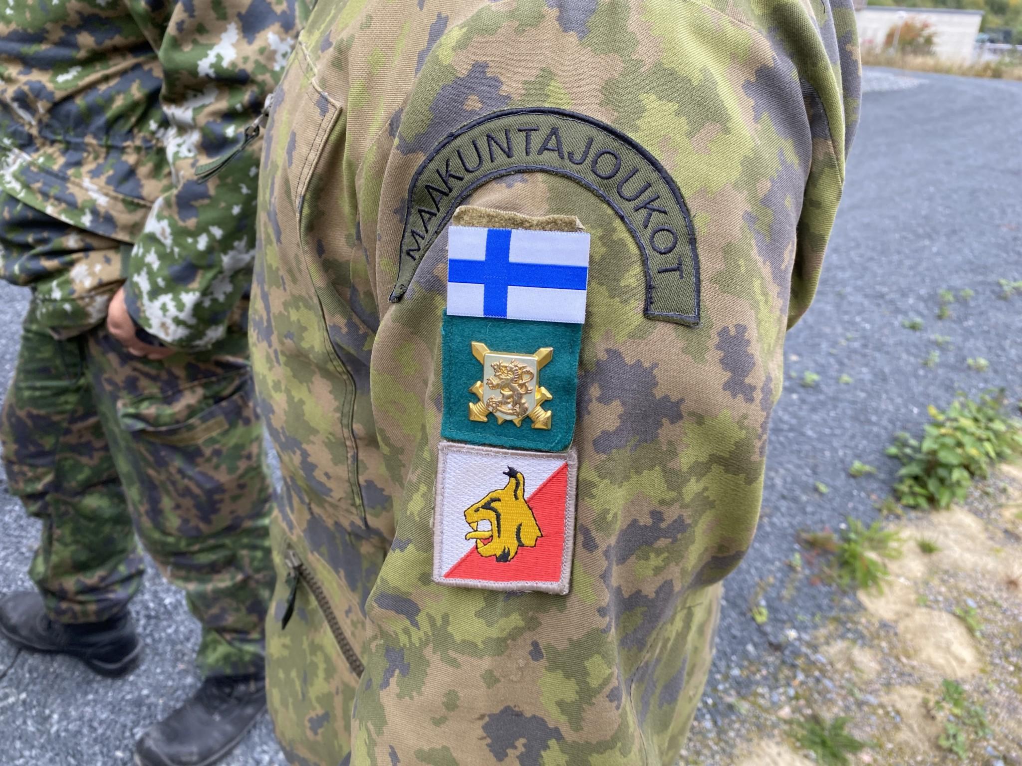 Maastopuvun hiha, jossa on teksti maakuntajoukot.