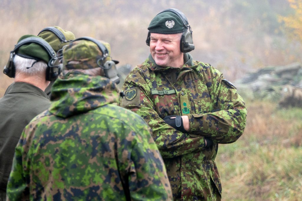 Kaitseliitin komentaja prikaatikenraali Riho Ühtegi keskustelee MPK:n ja Puolustusvoimien edustajien kanssa maastoharjoituksessa.