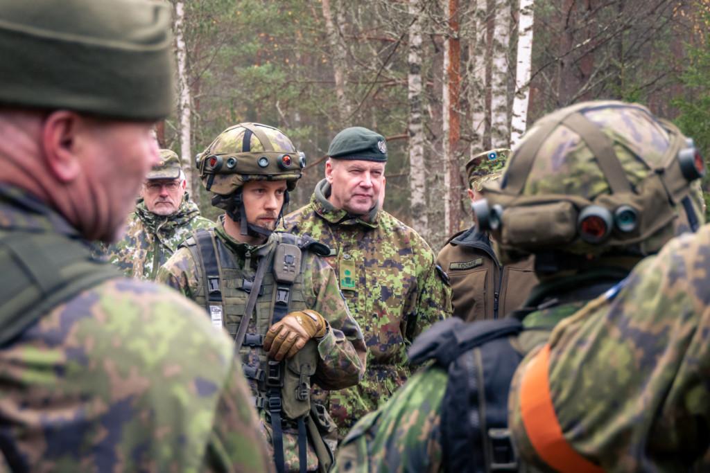 Kaitseliitin komentaja seuraa reserviläisten palautetilaisuutta taisteluharjoituksessa.