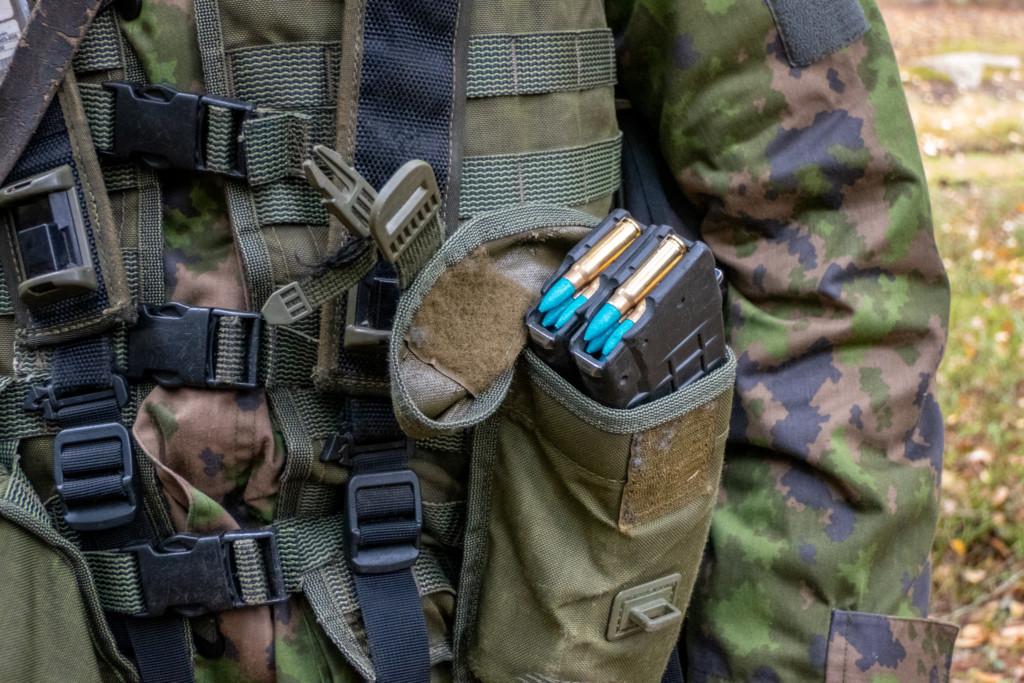 Paukkupatruunoilla täytetty lipas taistelijan lipastaskussa.