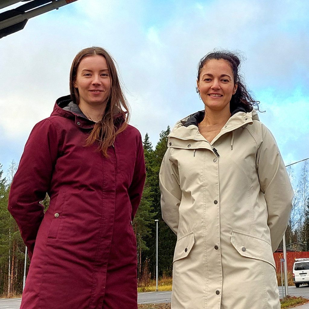 Kurssilaiset Laura Mahlamäki ja Maria Westerholm.