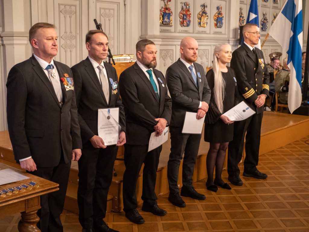 MPK:n rautaisen ansiomitalin saajat rivissä Ritarihuoneella