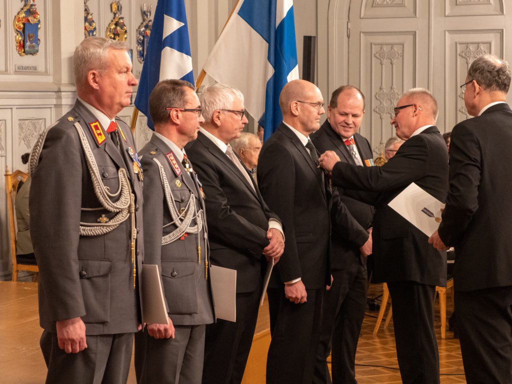 Maanpuolustumitalien jako Ritarihuoneella