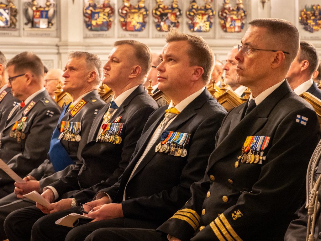 Puolustusvoimain komentaja, MPK:n toiminnanjohtaja, puolustusministeri ja MPK:n varapuheenjohtaja vuosijuhlan yleisössä