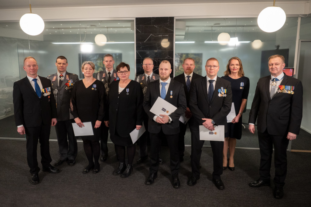 MPK:n puheenjohtaja, palkitut toimijat ja MPK:n toiminnanjohtaja ryhmäkuvassa MPK:n toimistolla.