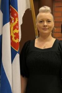 Nainen tummassa puvussa