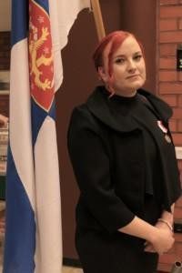 Nainen tummassa puvussa