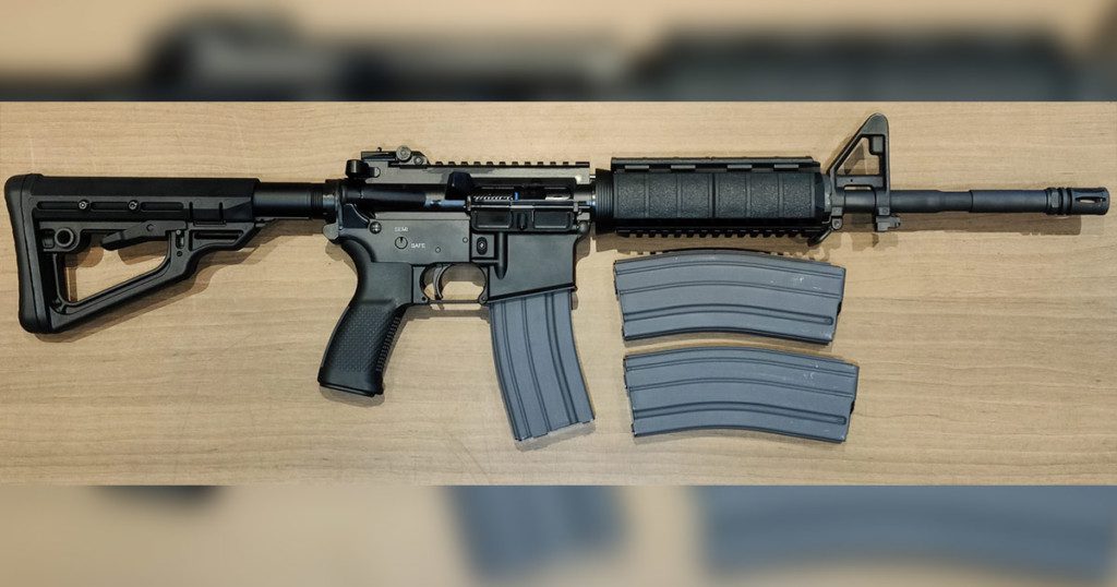 Musta DSAR-15 -kivääri pöydällä