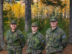Kolme henkilöä seisoo rivissä. Kurssille osallistujat vasemmalta oikealle Roosa Nevalainen, Katri Tuononen ja Roosa Immonen.