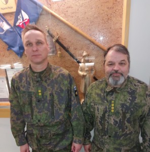 2 miestä seisoo maastopuvuissa